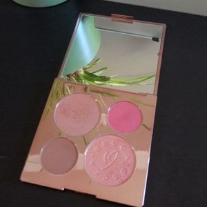 BECCABECCA X Chrissy Teigen Glow Face Palette
